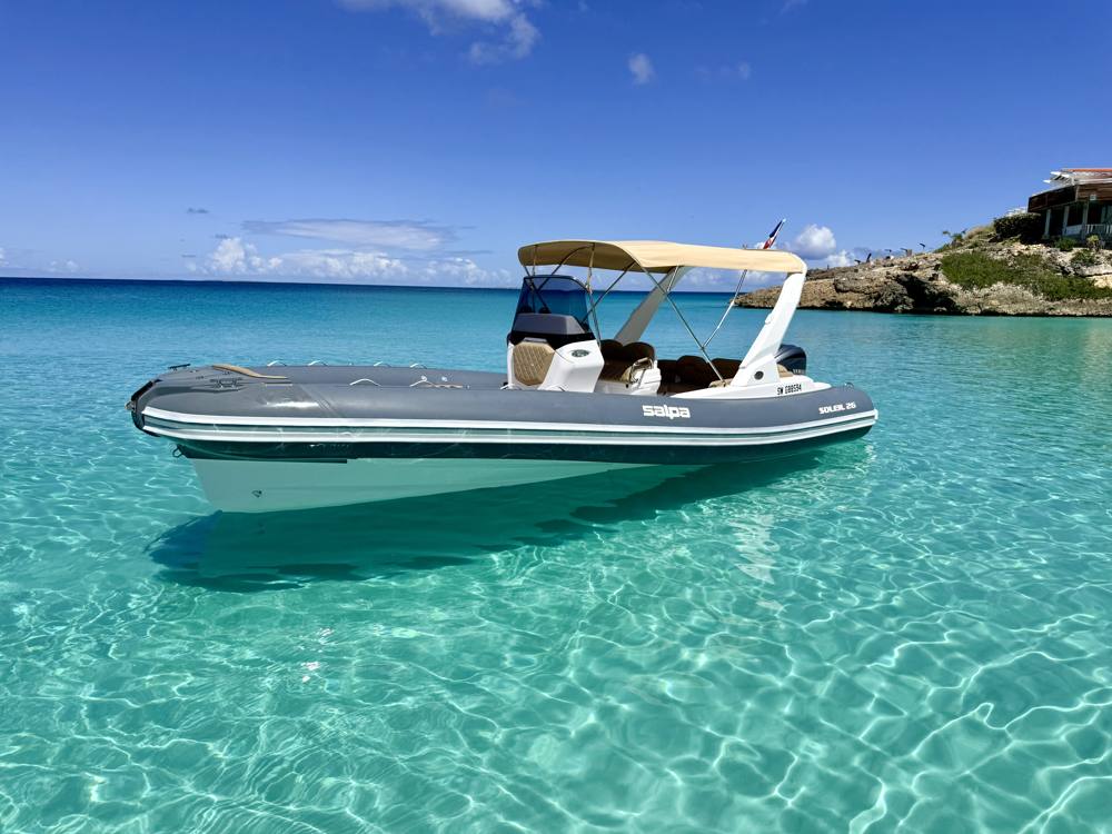 Le Paloma, Salpa Soleil 26, au mouillage dans une crique de Saint-Martin