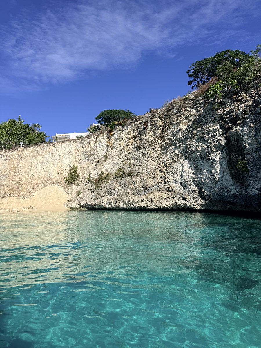 La falaise de La Samanna qui tombe dans l'eau claire, au bout de Baie Longue, Saint-Martin