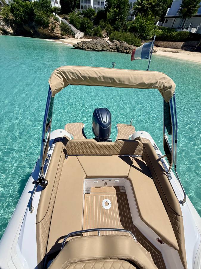 ONE LIFE 29 : le carré arrière sous le bimini, au mouillage devant une plage de Saint-Martin