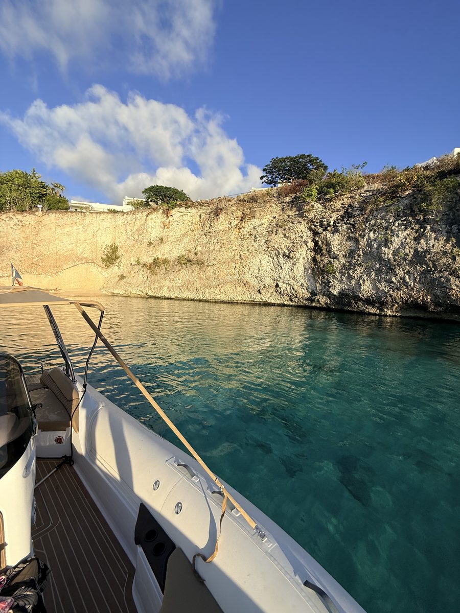 Le semi-rigide au pied de la falaise de La Samanna, Saint-Martin