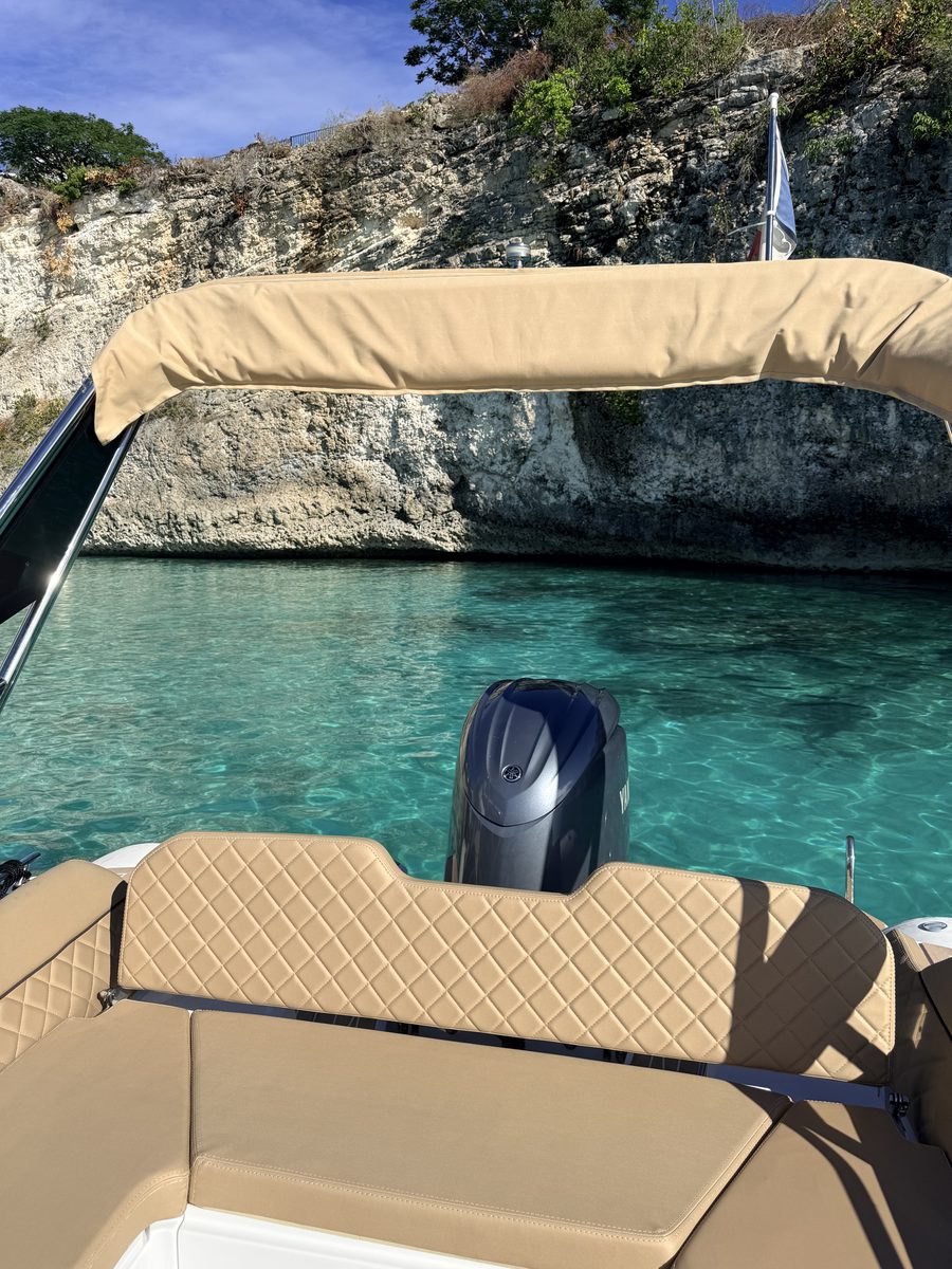 Vue depuis le carré arrière vers la falaise de La Samanna, sous le bimini