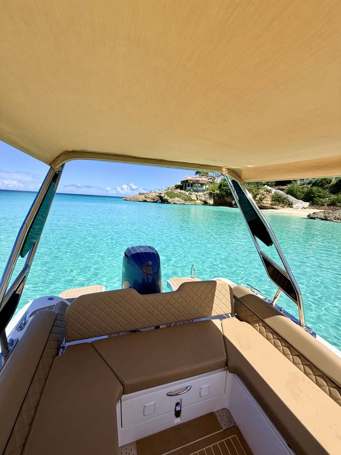 ONE LIFE 29 : vue depuis le carré arrière, sous le bimini, vers la côte de Saint-Martin