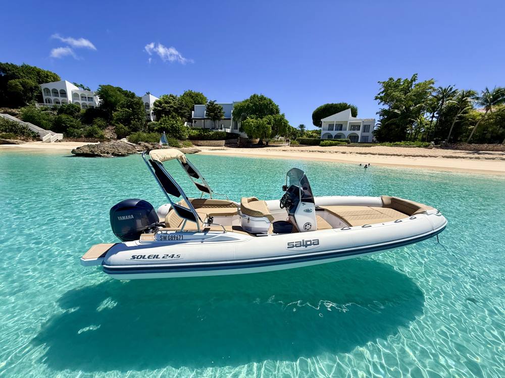 Le ONE LIFE 29, semi-rigide Salpa Soleil 24.5 à louer à Saint-Martin, au mouillage devant la plage