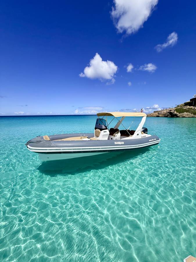 Le semi-rigide Paloma au mouillage sur fond de sable, eau turquoise, côte de Saint-Martin